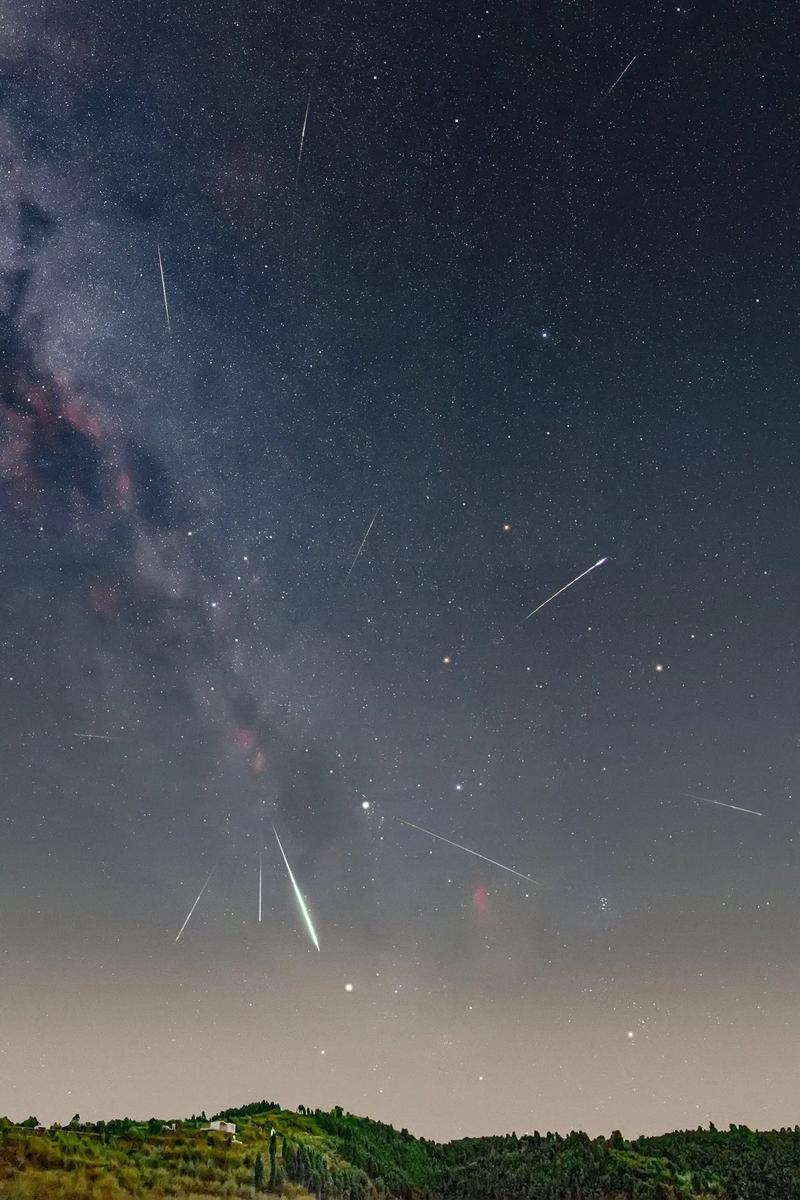 仙英座流星雨,英仙座流星雨很可能发生在几月份?-第5张图片-柯迪百科 仙英座流星雨,英仙座流星雨很可能发生在几月份?-第5张图片-柯迪百科