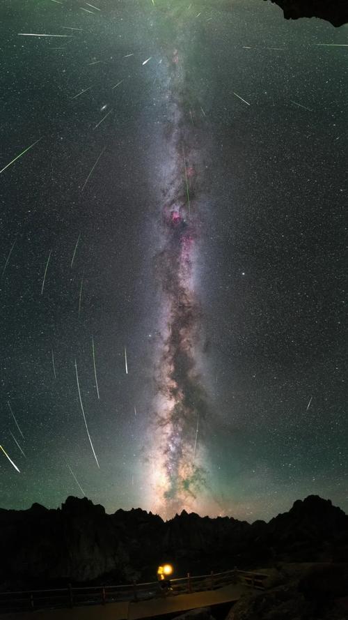 仙英座流星雨,英仙座流星雨很可能发生在几月份?-第8张图片-柯迪百科 仙英座流星雨,英仙座流星雨很可能发生在几月份?-第8张图片-柯迪百科