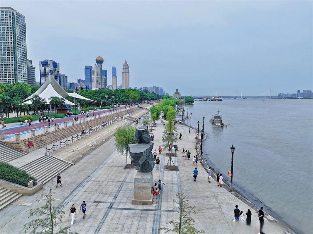 武汉汉口江滩,武汉汉口江滩圆球建筑叫什么?-第6张图片-柯迪百科 武汉汉口江滩,武汉汉口江滩圆球建筑叫什么?-第6张图片-柯迪百科