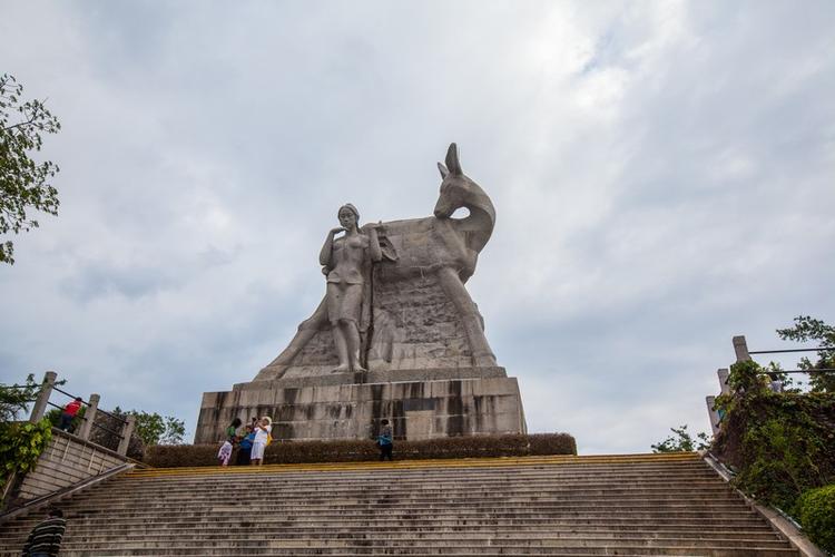 鹿回头山顶公园，鹿回头山顶公园雕塑多高？-第2张图片-柯迪百科